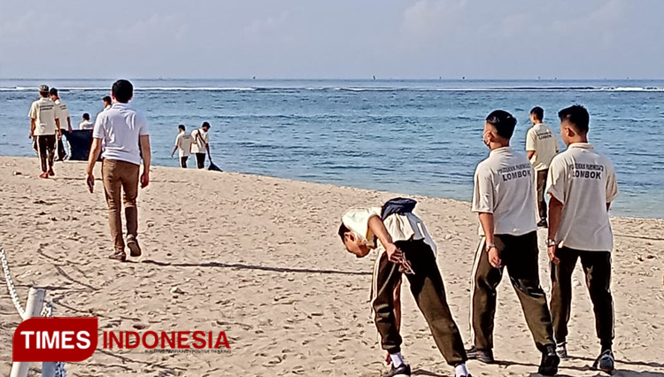 Begini Cara Poltekpar Lombok Bikin Kinclong Pantai Senggigi