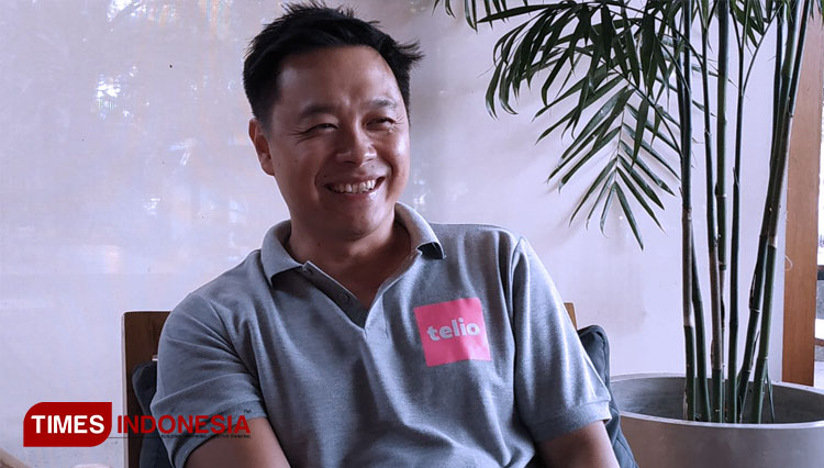 Director ISP Telio, Jimin Sakti saat diwawancarai tentang layanan internet berbasis fiber optic yang digunakan untuk mengakses internet cepat di Bali. (FOTO: Imadudin M/TIMES Indonesia)