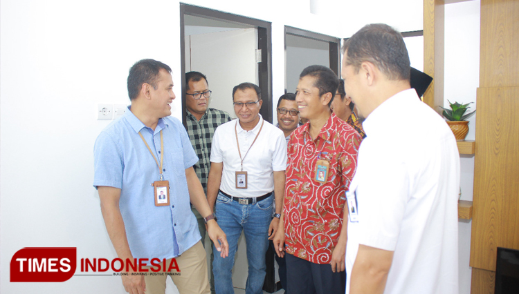 Dirut PT Petrokimia Gresik Rahmad Pribadi (Kiri) didampingi Ketua Pengurus K3PG Rohmad saat meninjau rumah yang dutawarkan untuk kalangan milenial (Foto: Istimewa).