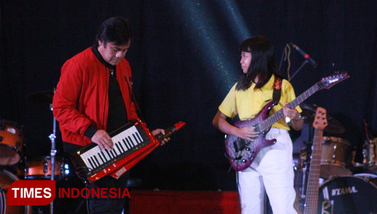 Penampilan Dwiki Dharmawan bersama siswa-siswi LPM Farabi dalam konser Farabi 90's Spirit Concert Unlimited Talent. (Foto: Imadudin M/TIMES Indonesia)