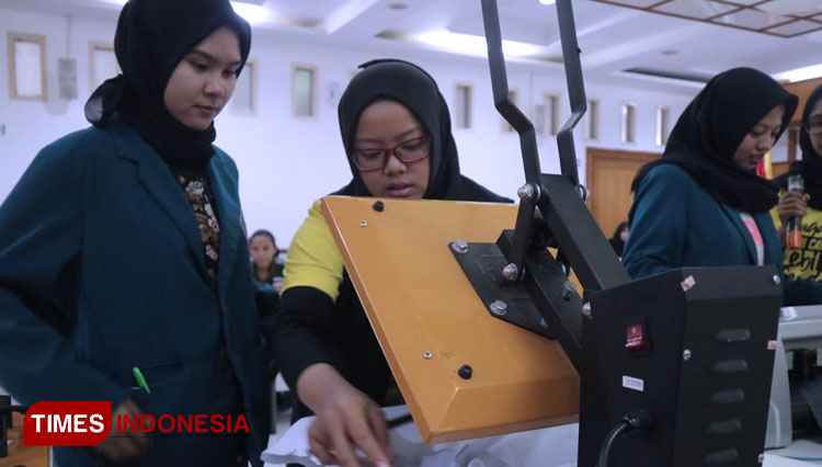 Nur Fatti Fazriati, Finance PT De Printz Sukses Sejahtera mengenalkan alat-alat percetakan kepada mahasiswa Politeknik Ubaya, Jumat (20/12/2019). (Foto: Lely Yuana/TIMES Indonesia)