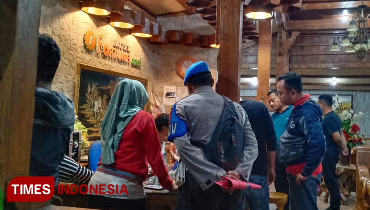 Personil gabungan dari jajaran Polres Tuban bersama dengan TNI dan juga Satpol PP Tuban saat menggelar kegiatan razia di sejumlah hotel di wilayah Kabupaten Tuban, Jum'at, (20/12/2019)(Foto: Humas Polres Tuban for TIMES Indonesia)