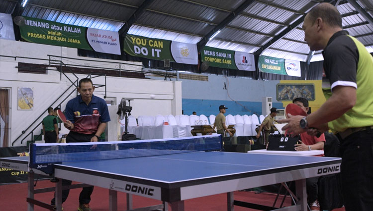 Para atlet tenis meja beradu ketangkasan memperebutkan Piala Pangdam V/Brawijaya Cup di GOR Hayam Wuruk Makodam V/Brawijaya, Jumat (20/12/2019). (Foto: Istimewa)