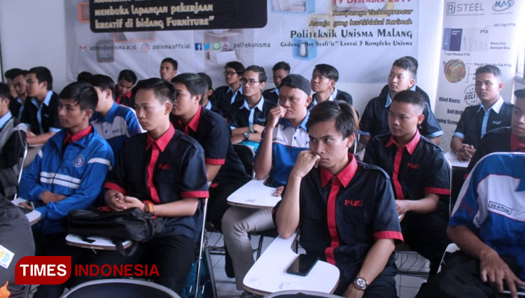 Mahasiswa Polisma semangat mempraktekan membuat hambalan dipandu Instruktur