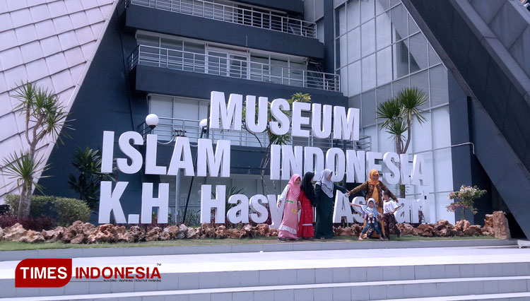 Museum Islam Indonesia yang terlihat diramaikan pengunjung. (FOTO: Moh Ramli/TIMES Indonesia)