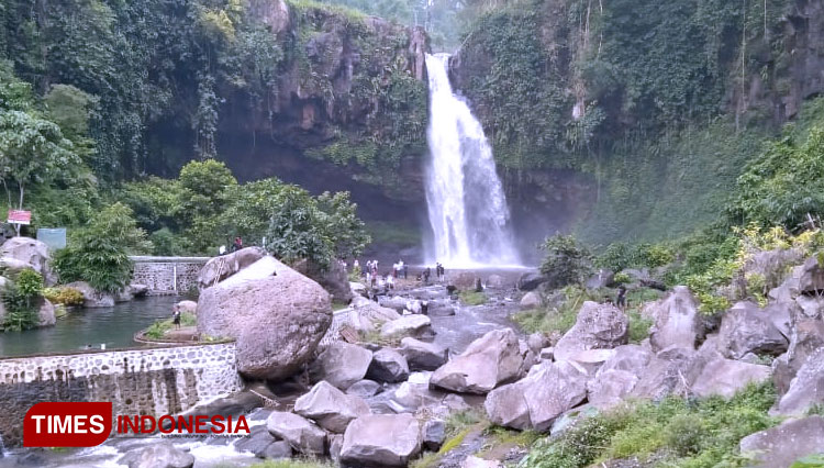 Lots of people visiting the Giyangan waterfall to release their stress. (Picture by: Dicko W/TIMES Indonesia)