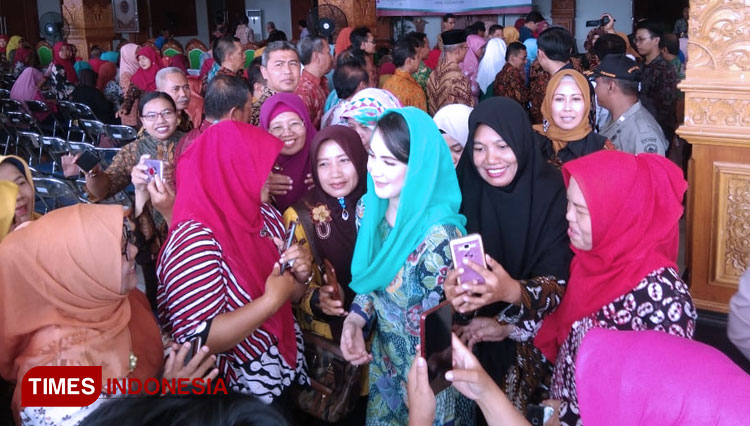 Arumi Bachsin berfoto selfie bersama peserta kegiatan Gerakan Literasi Nasional usai kegiatan. (Foto: Pamula Yohar C/TIMES Indonesia)