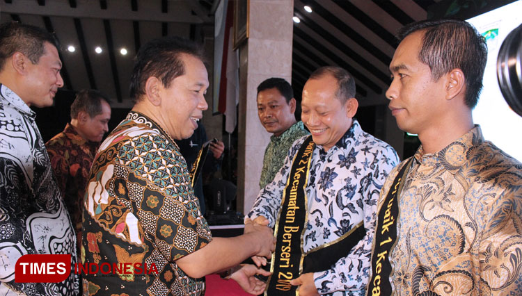 Malam Penganugerahan Paramudita Kecamatan Berseri, dan para camat yang masuk nominator dan memperoleh penghargaan dari Sekda, Ketua DPRD dan Kepala Dinas Lingkungan Hidup Kabupaten Malang, Dr. Ir. Budi Iswoyo, MM. (FOTO: Widodo Irianto/TIMES Indo