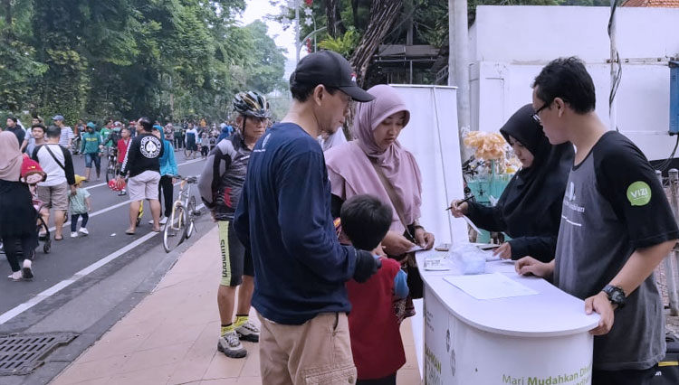 Relawan IZI Jatim melakukan pemeriksaan gratis kepada pengunjung CFD di Taman Bungkul, Surabaya, Minggu (22/12/2019).(Foto: izi for TIMES Indonesia)