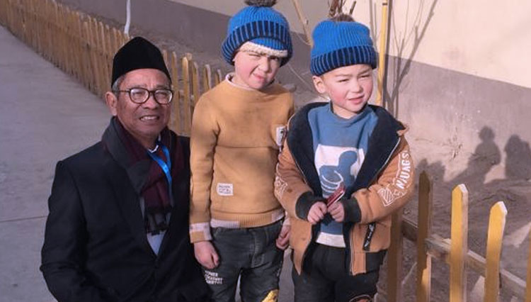 Ketua PBNU Syahrizal Syarif bersama anak-anak muslim Uyghur. (FOTO: Istimewa)