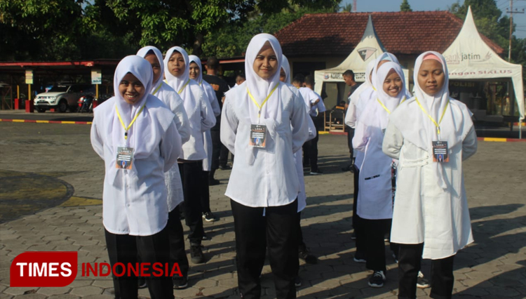 Sejumlah anggota OSIS SMK Manbaul Ulum Tangsil Wetan Bondowoso saat mengikuti pelatihan dasar kepemimpinan (FOTO: Istimewa).