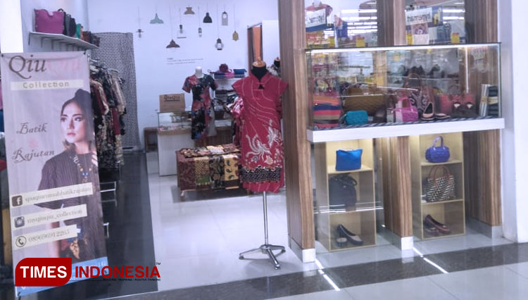 Qiu Qiu Fashion salah satu tenant di PCC yang memberikan diskon 50% mulai Senin (23/12/2019) hari ini. (foto: Marhaban/TIMES Indonesia)