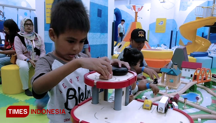 Salah satu anak sedang bermain dengan salah satu mainan yang tersedia di Kidzooona Lippo Plaza Jember, Selasa (24/12/2019). (Foto: Dody Bayu Prasetyo/TIMES Indonesia)