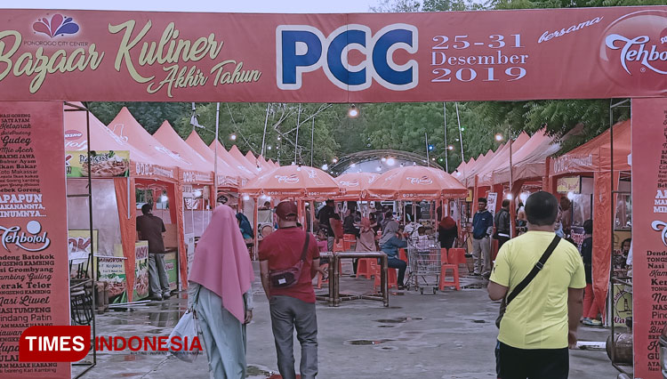 Bazaar Kuliner di halaman parkir PCC banyak diburu pecinta makanan khas Ponorogo. (foto: Marhaban/TIMES Indonesia)