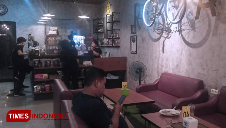 Suasana ROCA Coffee and Resto (Foto: Rochman/TIMES Indonesia)