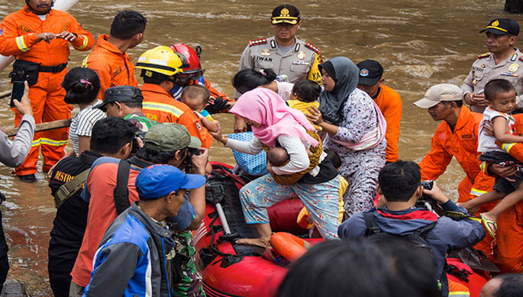 BNPB saat membantu warga Jakarta ketika banjir. (Foto: okezone)