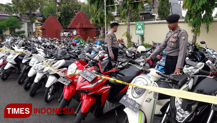 Puluhan kendaraan roda dua sebanyak 74 yang terlibat dalam balapan liar saat ini diamankan di Polres Pamekasan.(Foto: Akhmad Syafi'i/TIMES Indonesia)