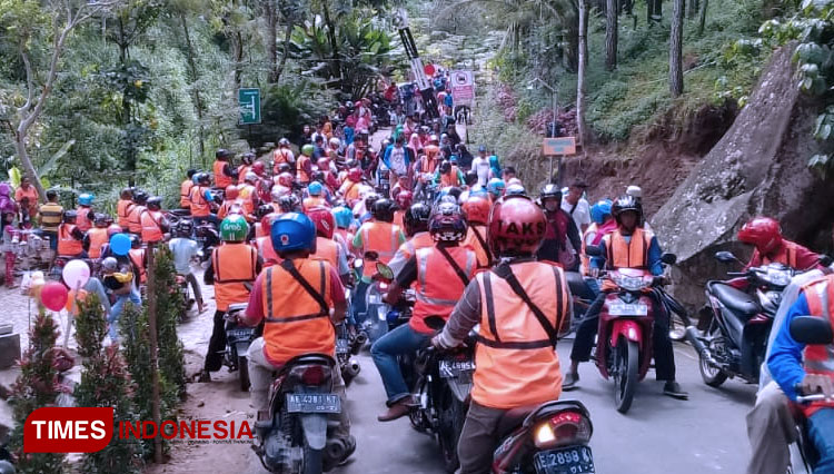 Tukang-ojek-memadati-jalur-menuju-obyek-wisata-Srambang-Park-b.jpg