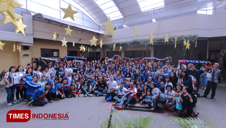 Misa natal Gereja Santo Labertus De Trapani, Malang mengenakan atribut Aremania. Minggu,(29/12/2019). (FOTO: Tria Adha/TiMES Indonesia)