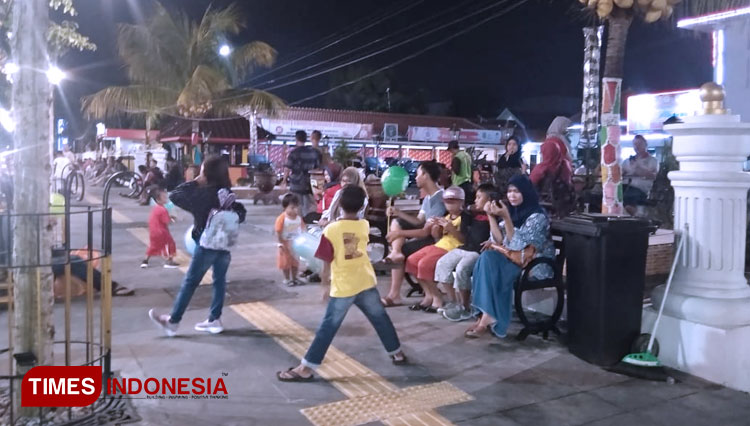 Masyarakat tampak menikmati malam di sepanjang trotoar depan Balai Kota Madiun (FOTO: M. Afandi/ TIMES Indonesia)