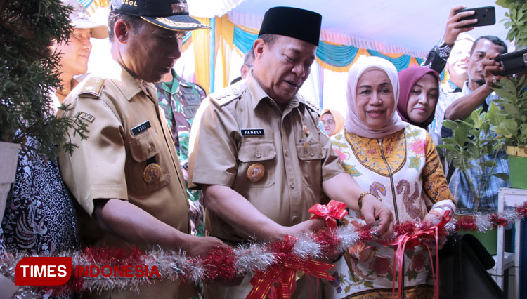 Bupati Fadeli (tengah) melaunching War-LA di Desa Karangangung, Kecamatan Glagah, Senin, (30/12/2019). (Foto: Ardiyanto/TIMESIndonesia)