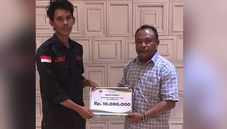 Jumati Do Usman (kiri) menyerahkan hadiah uang tunai kepada juara cipta logo kepada pemenang.(FOTO: Istimewa)