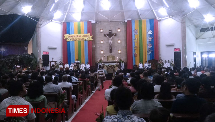 Gereja-Katolik-Mater-Dei-Kota-Madiun-b.jpg