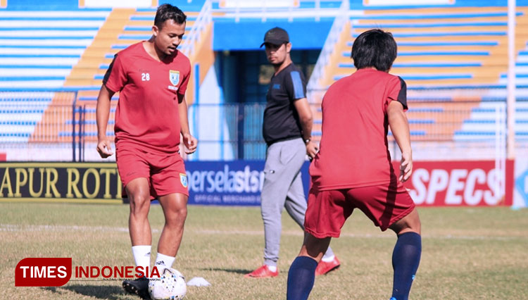 Arif Satria (kiri) saat menjalani latihan bersama Persela Lamongan, (FOTO: MFA Rohmatillah/ TIMES Indonesia)