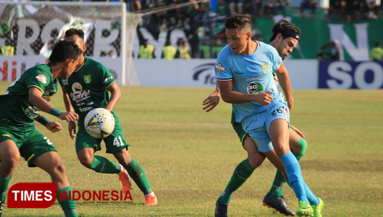 Rafael Gomes de Oliveira berusaha melewati kepungan pemain Persebaya, pada laga Persela kontra Persebaya, di Stadion Surajaya Lamongan, (FOTO: MFA Rohmatillah/ TIMES Indonesia)