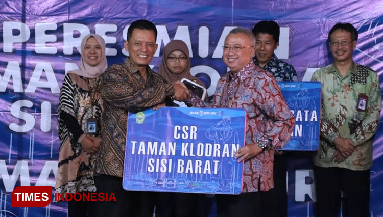 Bupati Bantul, Drs Suharsono menerima Proyek Taman Klodran yang merupakan CSR Bank BPD DIY. (FOTO: Helmi Jamharis/TIMES Indonesia)