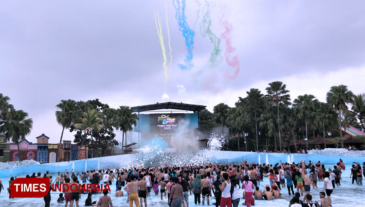 Smoke Boom yang dipersembahkan pengunjung Hawai Waterpark menjadi klimaks dari sekian event yang digelar Hawai Group. (FOTO: widodo irianto/TIMES Indonesia)