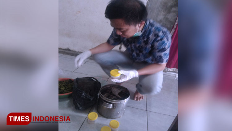 Petugas Puskesmas di Arjasa mengambil sampel makanan yang diduga menyebabkan keracunan. (FOTO: Humas Pemkab Jember for TIMES Indonesia)