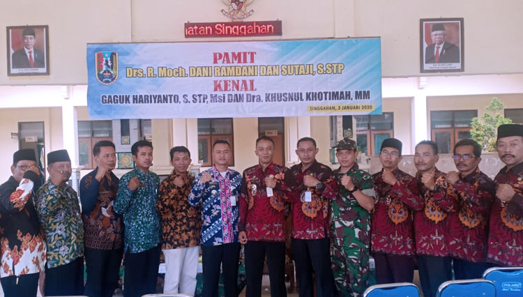 Camat dan Sekcam Singgahan lama, Raden Moch Dani Ramdani, Sutaji berbaju batik tua kecoklatan saat berpamitan dengan Forkopimka, AKD, Pemdes dan Jajaran staf, Tiga, Tomas kecamatan di Pendopo Kecamatan Singgahan, Kabupaten Tuban, Jawa Timur. (02/01/2020).