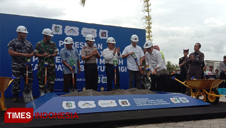 Bupati Banyuwangi, Abdullah Azwar Anas, saat meresmikan pelaksanaan pembangunan infrastuktur jalan dari pantai Pulau Merah menuju pantai Mustika, Dusun Pancer, Desa Sumberagung, Kecamatan Pesanggaran. (Foto : Syamsul Arifin/TIMES Indonesia).