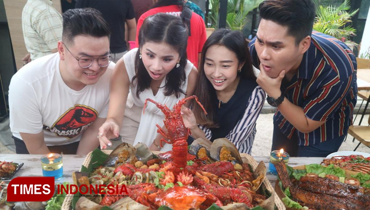 Nasi goreng termahal se-Indonesia khas Restoran Seafood Kalimantan ini bisa disantap bersama 7-10 orang, Jumat (3/1/2020).(Foto : Lely Yuana/TIMES Indonesia)