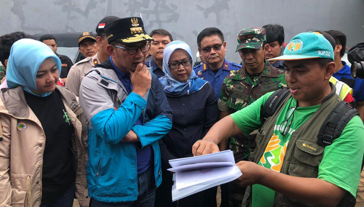 Gubernur Jabar, Ridwan Kamil bersama Ketua Umum Jabar Bergerak, Atalia Praratya Ridwan Kamil meninjau titik-titik banjir di Kota Bekasi dan Kabupaten Bogor, Kamis, (2/1/2020) (Foto: istimewa)