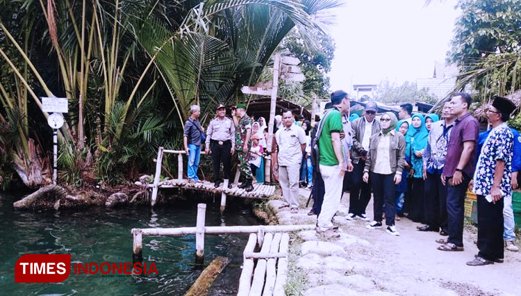 Anggota DPR RI Komisi VII dari Fraksi Kebangkitan Bangsa Dapil 9 Tuban dan Bojonegoro, Ratna Juwita Sari saat berkunjung di lokasi Desa Wisata Sendang Silowo Tuban, Sabtu, (04/01/2020). (Foto: Achmad Choirudin/TIMES Indonesia)