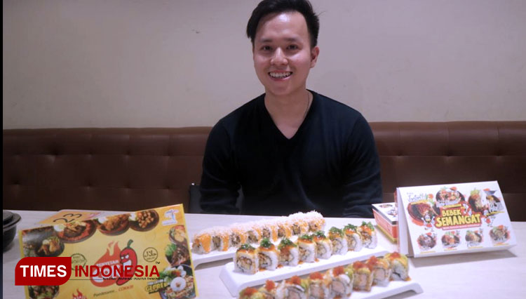 Julius Komang pemilik Restoran Sushi Suteki dan Penyetan Cok berbagi ilmu mengembangkan bisnis kuliner, Sabtu (4/1/2020). (Foto: Lely Yuana/TIMES Indonesia)