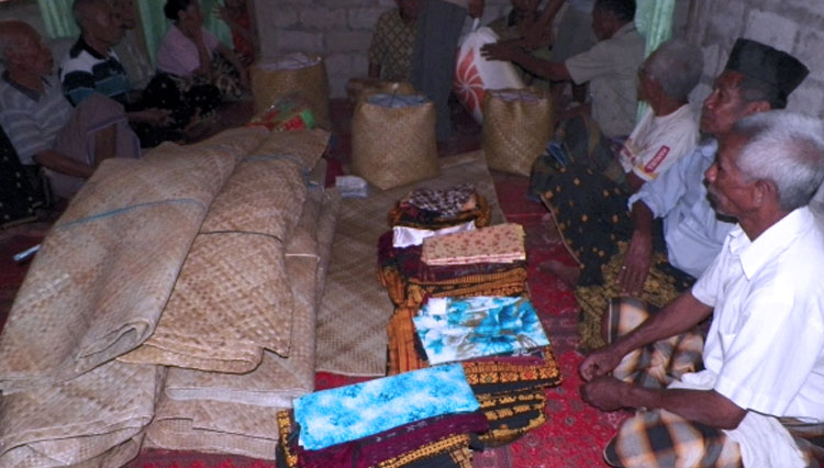 Tradisi Teta Loko orang Nagekeo Flores sebagai penghormatan kepada orang yang telah meninggal dunia akibat mendapat musibah(FOTO: tanagekeo)