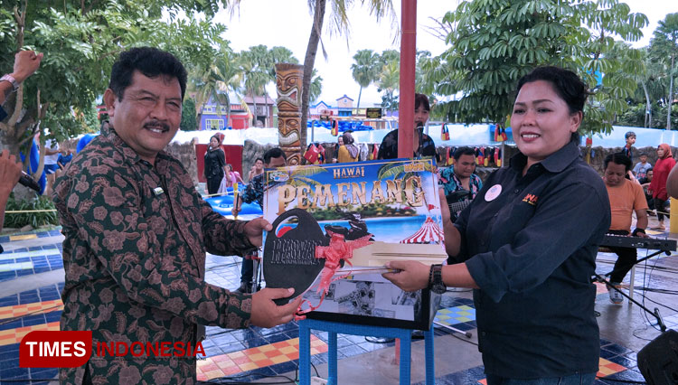Direktur Utama Hawai Group, Bambang Yudho Utomo saat mengundi hadiah motor di Hawai Waterpark. (FOTO: widodo irianto/TIMES Indonesia)