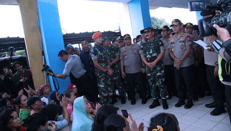 ILUSTRASI - TNI memberikan bantuan kepada pengungsi. (FOTO: Istimewa)