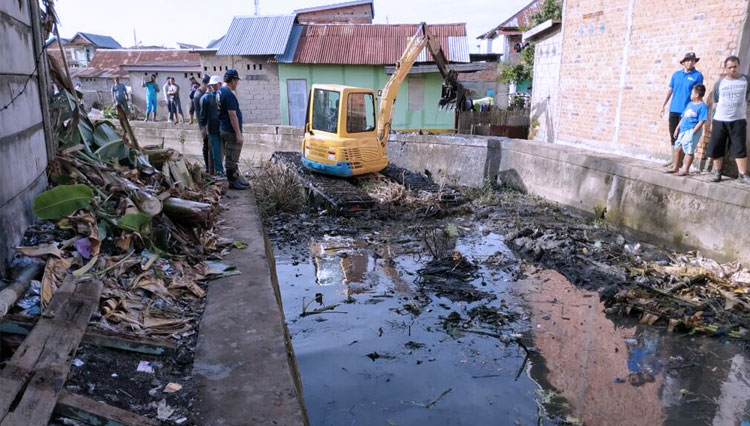 Gotong Royong FKW PBS untuk kurangi Banjir Wilayah Polygon (Foto: Istimewa)