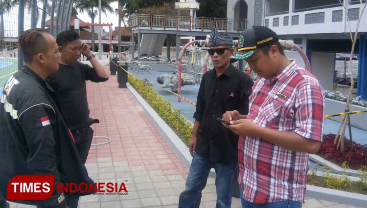 Anggota Komisi B DPRD Kabupaten Bandung M Lutfi Hafiyyan (bertopi) saat meninjau Alun-alun Cicalengka, Minggu (5/1/2020).