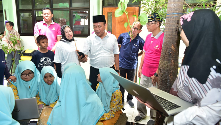 Bupati Lamongan Fadeli melihat tata cara penerapan kelas digital di SMPN 1 Lamongan. (Foto: istimewa)