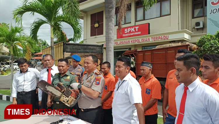 Barang bukti sitaan Polisi kasus ilegal logging di Banyuwangi. (Foto: Agung Sedana/ TIMES Indonesia)