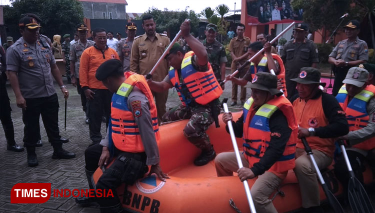 Praktik penggunaan perahu karet usai apel siaga bencana. (FOTO: Loetfy for TIMES Indonesia)