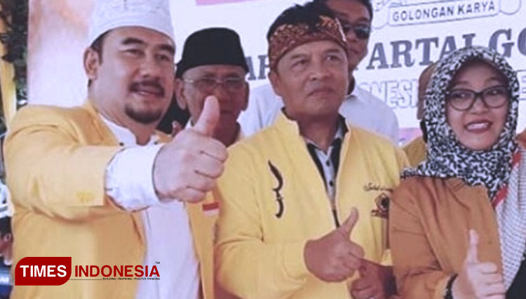 Balonbup Bandung dari Golkar Deding Ishak (kiri) bersama Ketua Golkar Kab Bandung Dadang Naser (tengah) dan Balonbup Bandung Kurnia Agustina Naser. (FOTO: Iwa/TIMES Indonesia)