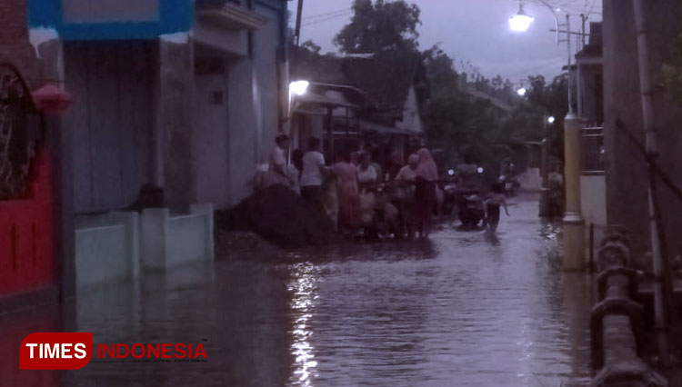 Banjir di Ploso, Jombang yang menggenangi rumah dan sawah. (FOTO: Ramli/TIMES Indonesia)