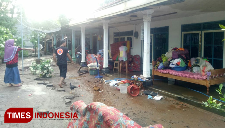 Sungai Tersumbat Sampah, 7 Rumah Dan 1 Koramil Di Banyuwangi Terendam ...