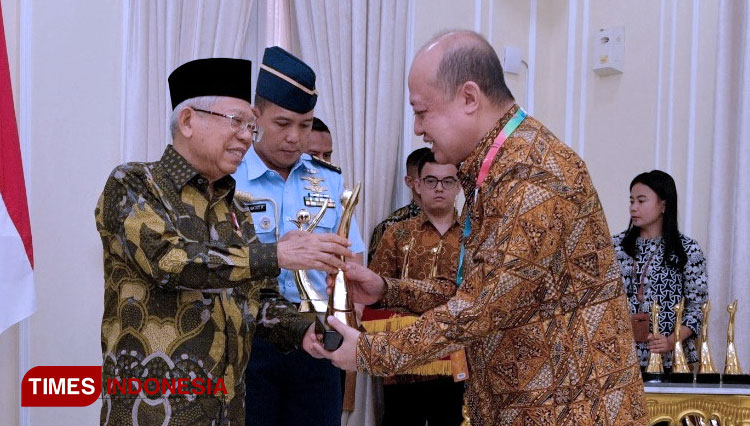 Wakil Presiden RI Ma'ruf Amin menyerahkan penghargaan kepada Direktur Utama Pupuk Kaltim, Bakir Pasaman di Istana Wakil Presiden RI Jakarta, Rabu (8/1/2020). (Foto: Humas PKT For TIMES Indonesia)
